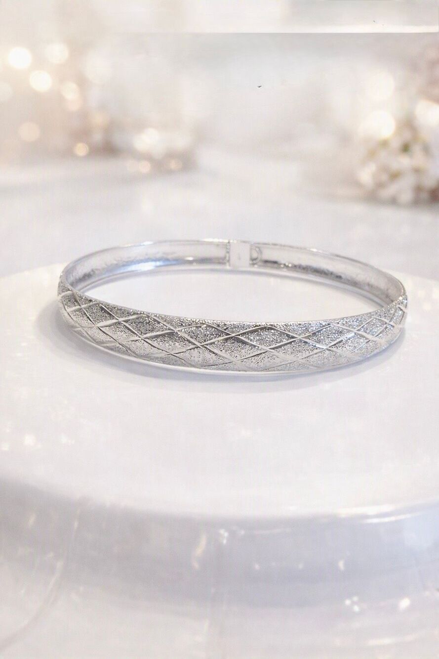 Silver Textured Diamond‑Cut Design Bangle Bracelet – Shimmer Finish Elegant New